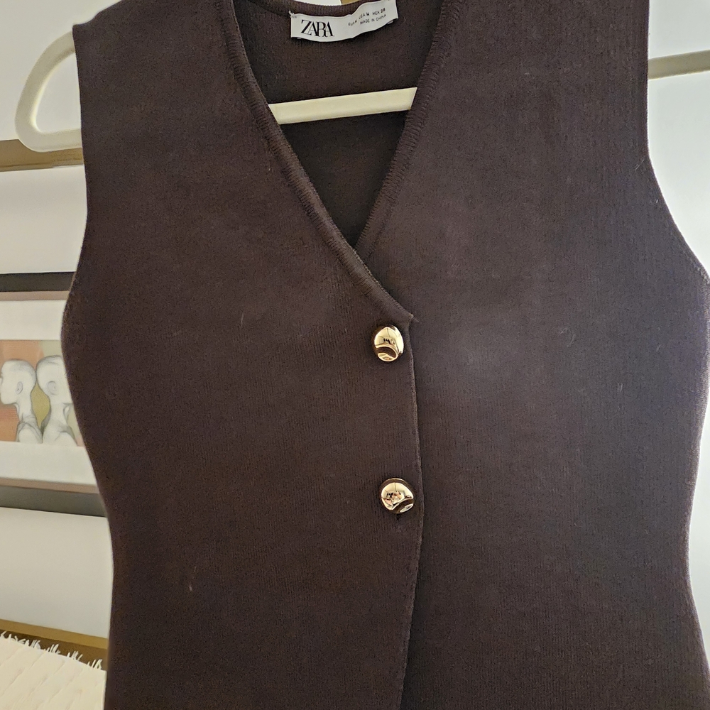 ✨ ZARA Basic Knit Gold Button Sleeveless Top – Size Medium ✨ - Picture 4 of 6
